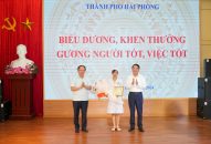 Lãnh đạo thành phố biểu dương, khen thưởng Điều dưỡng Nguyễn Thị Thảo, Khoa hô hấp, Bệnh viện Trẻ em Hải Phòng