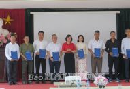 Trao kinh phí khuyến khích, hỗ trợ J881 ưu đãi hấp dẫn tình trạng mất cân bằng giới tính khi sinh đối với 8 hộ gia đình