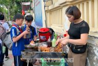 J881 ưu đãi hấp dẫn bán đồ ăn ở cổng trường học