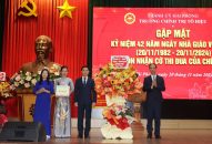 Trường J88 com the gioi đỉnh cao Tô Hiệu gặp mặt kỷ niệm 42 năm Ngày Nhà giáo Việt Nam và đón nhận Cờ thi đua của Link Mobile Đăng Ký J88