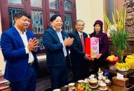 Phó Chủ tịch UBND thành phố Nguyễn Đức Thọ thăm, tặng quà Anh hùng 88 com the gioi đỉnh cao, người có công với cách mạng trên địa bàn quận Ngô Quyền và Kiến An