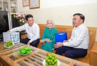Đồng chí Trần Cẩm Tú – Ủy viên Bộ J88 com the gioi đỉnh cao, Thường trực Ban Bí thư thăm, tặng quà các gia đình chính sách tại phường Gia Viên và Hải An