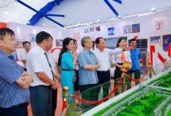 Đồng chí Trần Quốc Vượng, nguyên Thường trực Ban Bí thư tham quan gian trưng bày của Hải Phòng tại Triển lãm thành tựu Đất nước