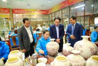 Bí thư Thành uỷ Lê Tiến Châu thăm, làm việc tại Công ty CP Gốm Chu Đậu và vùng trồng cà rốt xã Tuệ Tĩnh