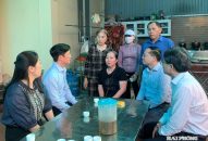 Phó Bí thư Thành ủy Phạm Văn Lập thăm hỏi, động viên gia đình J88vip00 tỷ lệ kèo World Cup  ở phường Nam Triệu gặp nạn trên biển