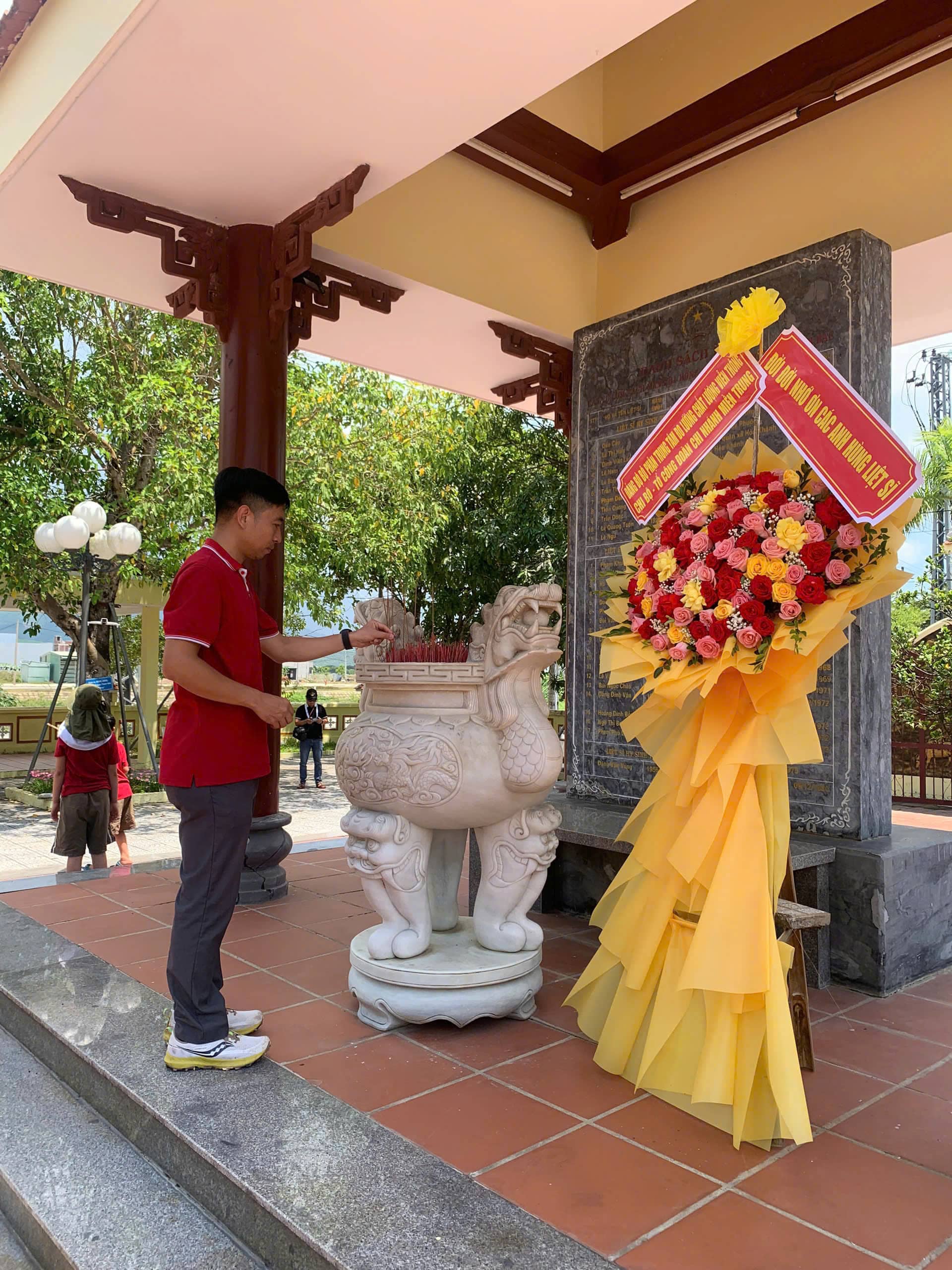 Ông Đoàn Anh - Bí thư Chi Bộ CNMT dâng hương