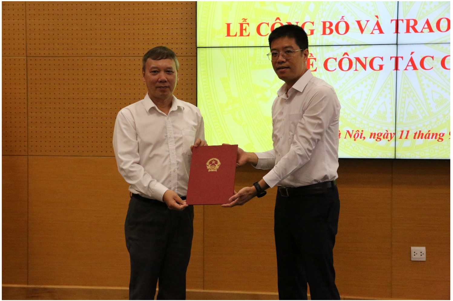 Ông Nguyễn Thành Chung, Bí thư Đảng ủy Cục,Cục Trưởng Cục Viễn thông trao Quyết định kéo dài thời gian giữ chức vụ cho Ông Bùi Ngọc Dũng.