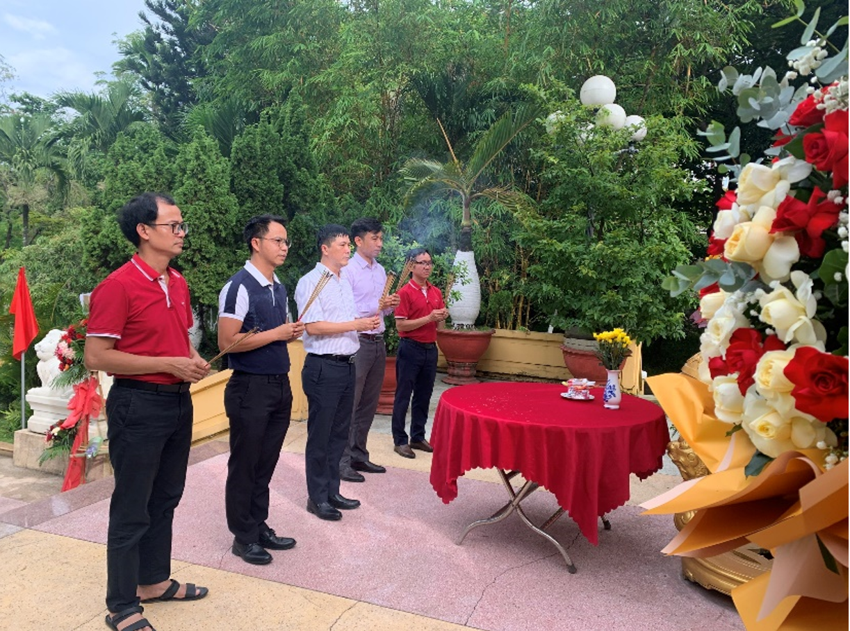 Lãnh đạo Trung tâm, Chi nhánh cùng đại diện các đoàn thể đặt vòng hoa “Đời đời ghi nhớ các Anh hùng liệt sĩ” và dâng hương tại Đài Tưởng niệm gần 600 liệt sỹ giao bưu tại chiến trường Quảng - Đà