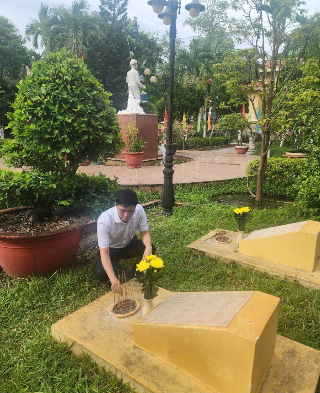 Lãnh đạo, Chủ tịch Công đoàn Trung tâm thắp hương tưởng nhớ các liệt sỹ giao bưu huyện Hòa Vang.