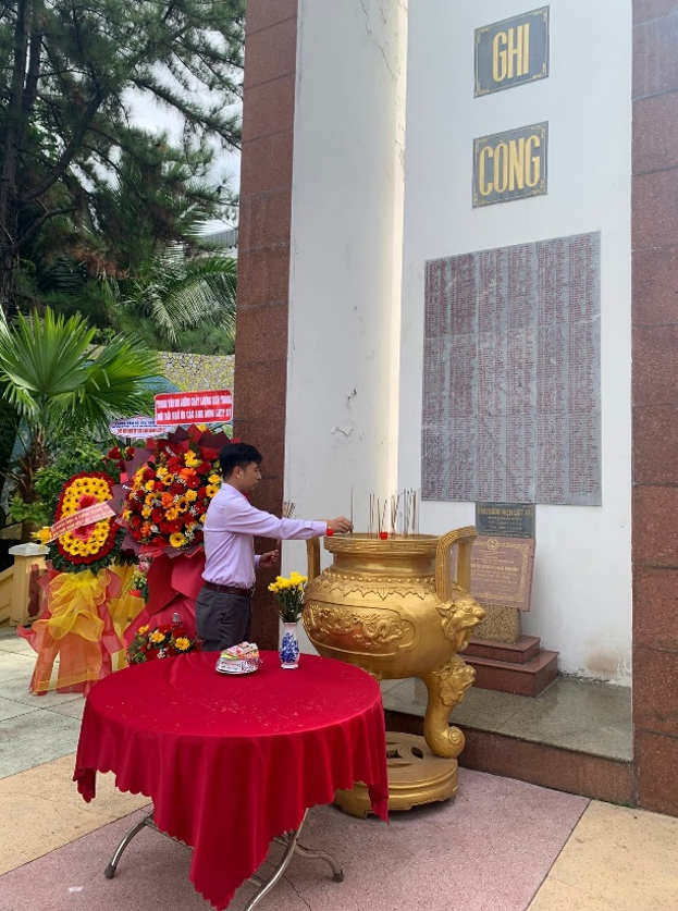 Lãnh đạo Chi nhánh miền Trung thắp hương tri ân các liệt sỹ Ngành.