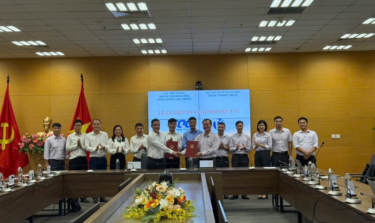 Đại diện lãnh đạo hai đơn trao bản ghi nhớ hợp tác