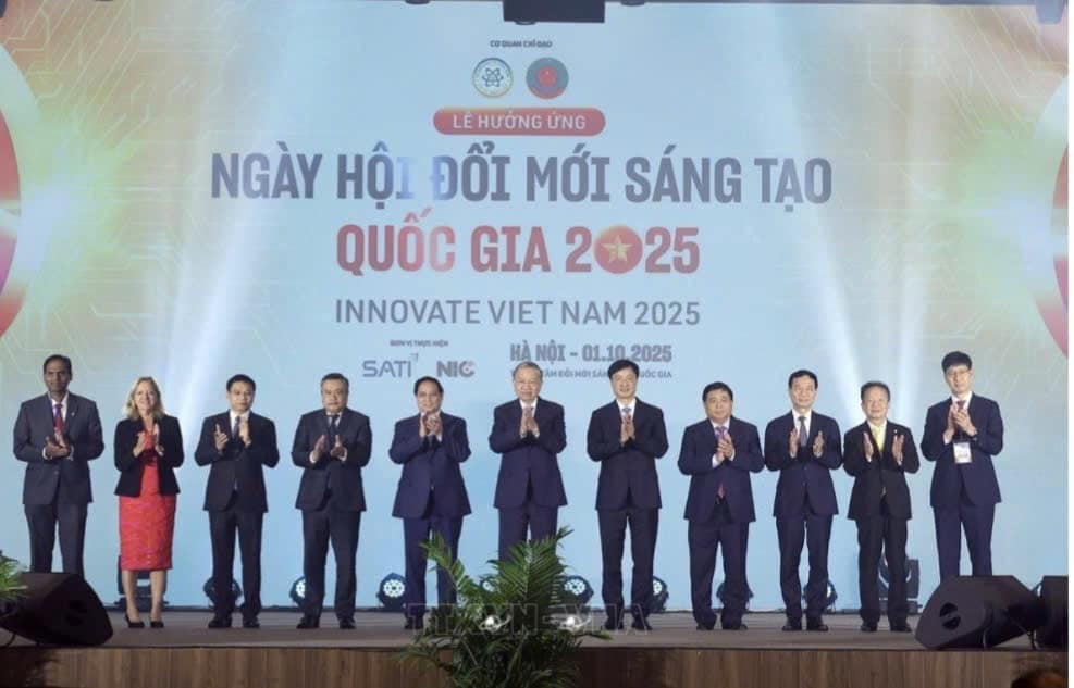 Tổng Bí thư Tô Lâm, J886 cá cược WC 2026 Phạm Minh Chính và các đại biểu thực hiện nghi thức phát động Ngày hội Đổi mới sáng tạo quốc gia 2025. (Ảnh: TTXVN).