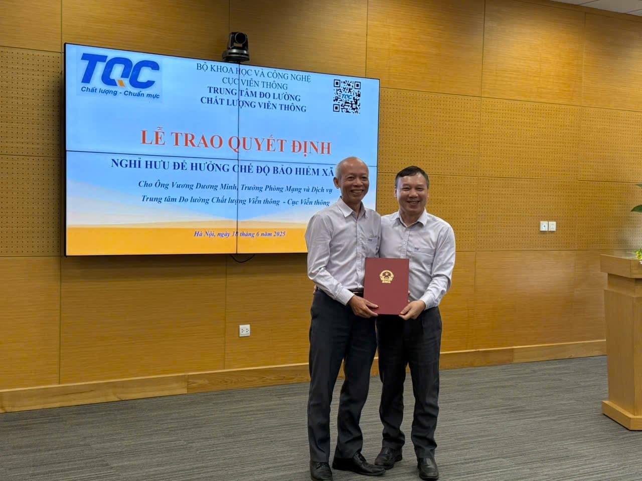 PGĐ Bùi Ngọc Dũng trao QĐ cho anh Minh