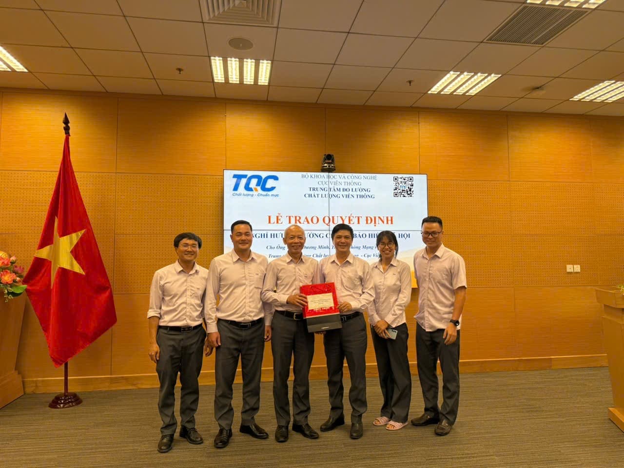 Công đoàn TT chụp hình lưu niệm cùng anh Minh