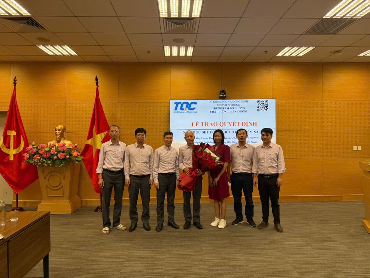 Phòng TNHC chụp hình lưu niệm cùng anh Minh