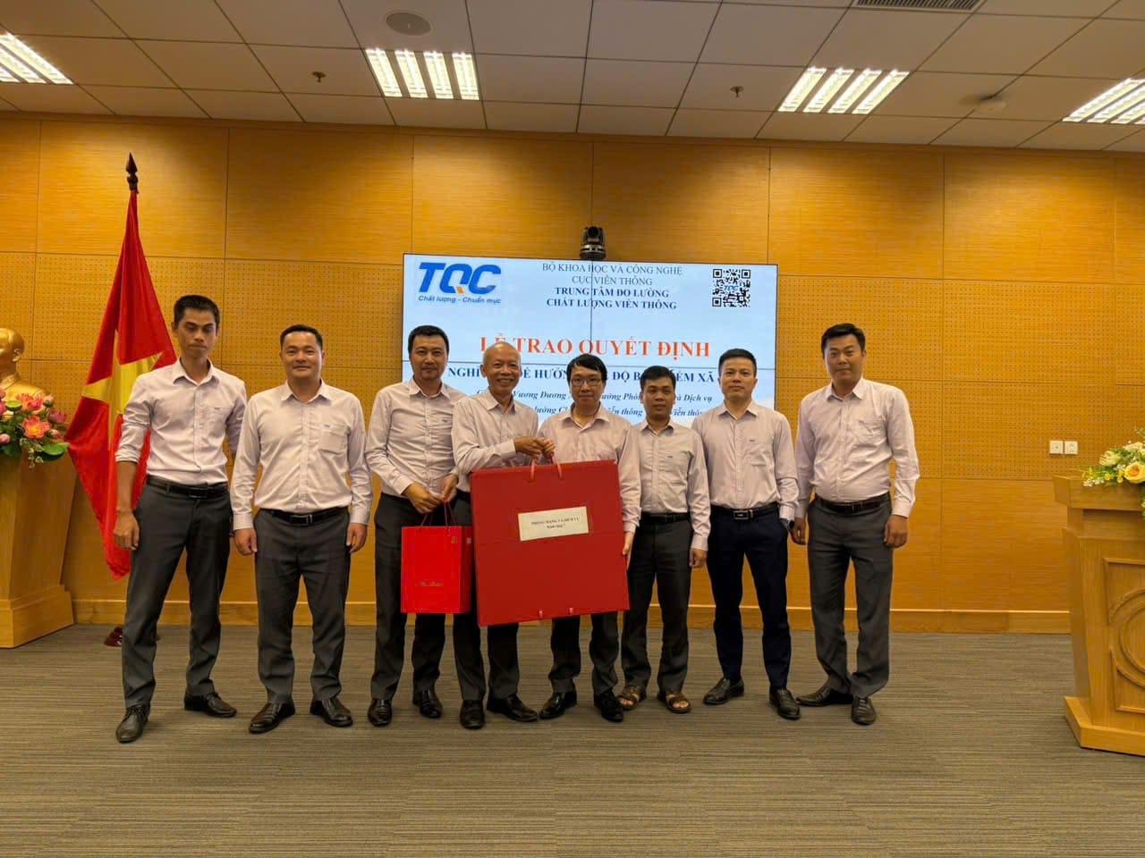 Phòng MDV chụp hình lưu niệm cùng anh Minh