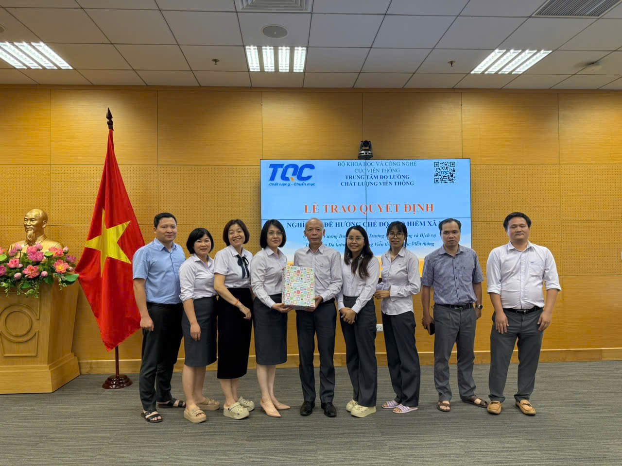 Phòng HCTH chụp hình lưu niệm cùng anh Minh