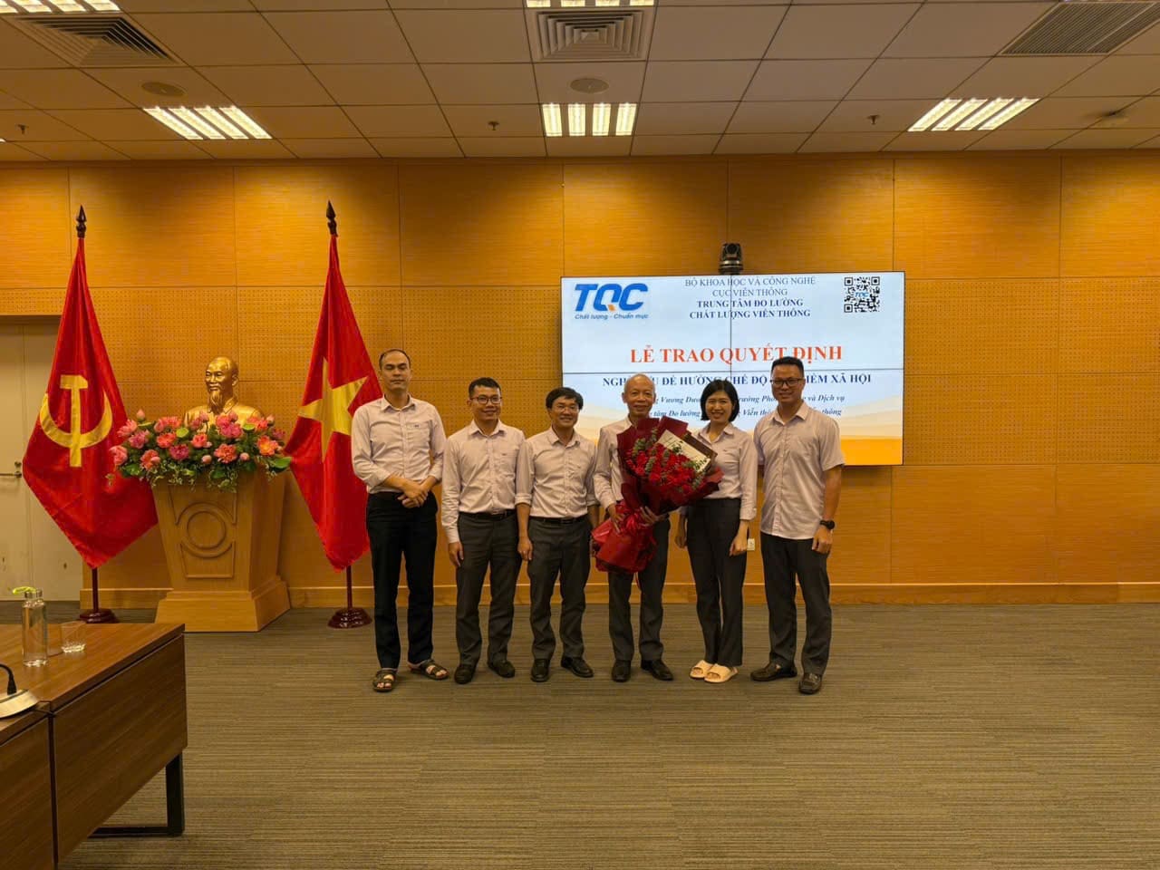 Phòng CN chụp hình lưu niệm cùng anh Minh