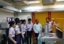 Đoàn Sinh viên Trường Đại học Quốc gia Lào thăm quan Trung tâm Chiếu xạ Hà Nội