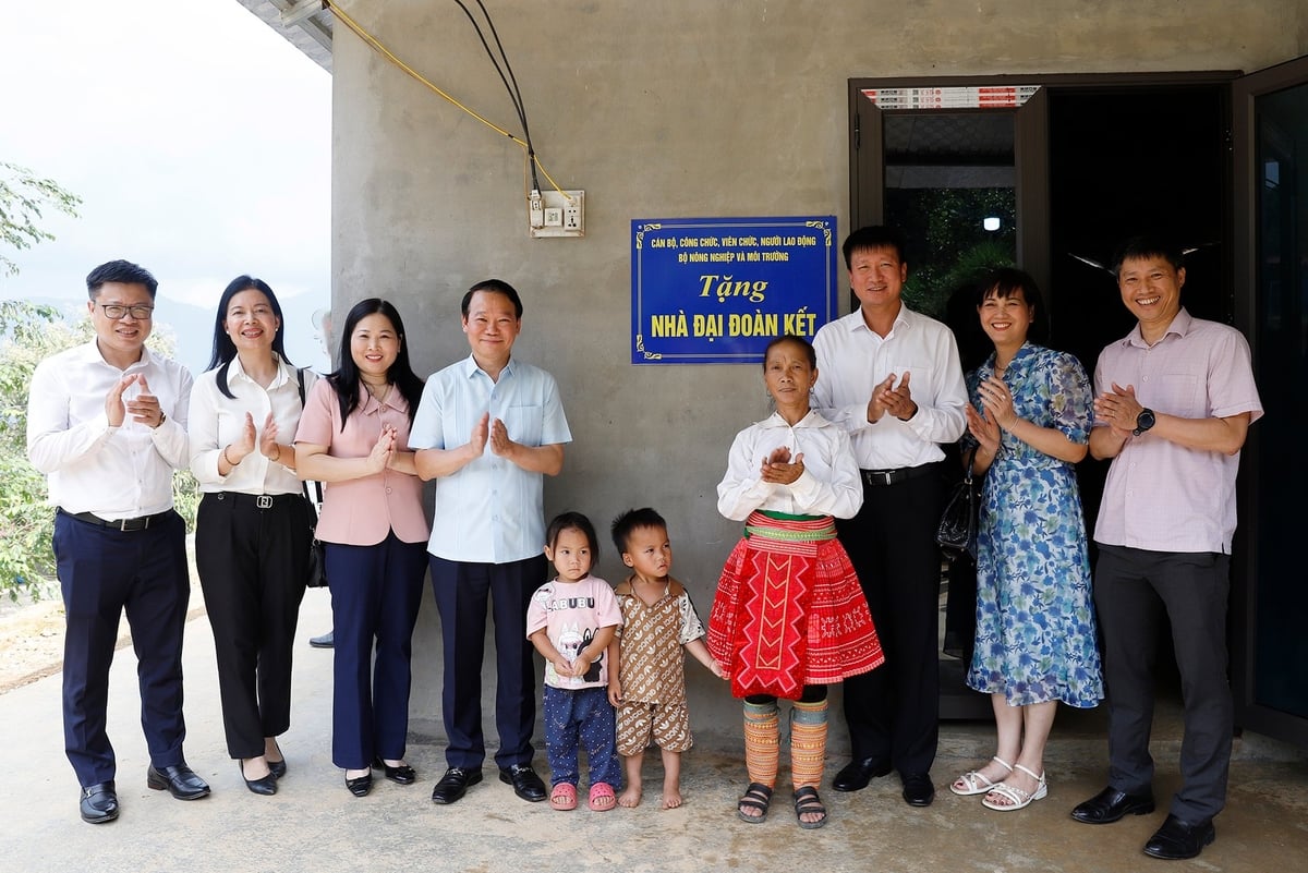 Bộ trưởng Đỗ Đức Duy thăm, hỗ trợ nhà ở 2 xã Trạm Tấu và Hạnh Phúc