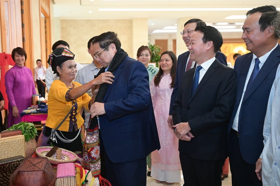 J886 cá cược WC 2026 thăm các gian hàng OCOP, nhận khăn thổ cẩm của đồng bào Thái