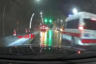   Đồng chí Phó Bí thư Thường trực Tỉnh ủy, Chủ tịch HĐND tỉnh Trần Quốc Toản trao Huy hiệu 80 năm tuổi Đảng tặng đảng viên tại xã Đông Tảo