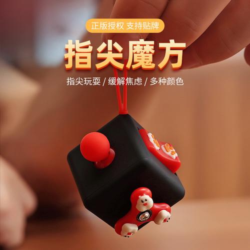 Các đồng chí: Nguyễn Mạnh Hùng, Phó Bí thư Tỉnh ủy, Chủ tịch Ủy ban MTTQ Việt Nam tỉnh; Hoàng Thái Phúc, Ủy viên Ban Thường vụ, Trưởng ban Nội chính Tỉnh ủy trao quà hỗ trợ các hộ nghèo xã Quỳnh An.