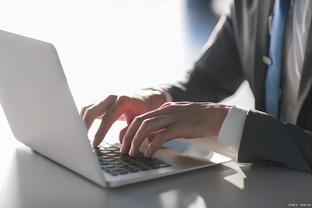 Các đại biểu thông qua các đề án nhân sự trình tại hội nghị.