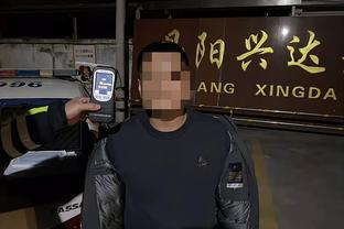   Đồng chí Trần Quốc Toản, Phó Bí thư Thường trực Tỉnh ủy, Chủ tịch Ủy ban MTTQ Việt Nam tỉnh trao Huy hiệu Đảng tặng các đảng viên cao tuổi