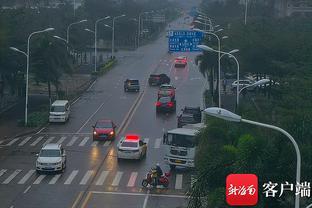 Phó Chủ tịch Thường trực UBND tỉnh Trần Hoàng Tuấn trao Bằng khen cho các VĐV